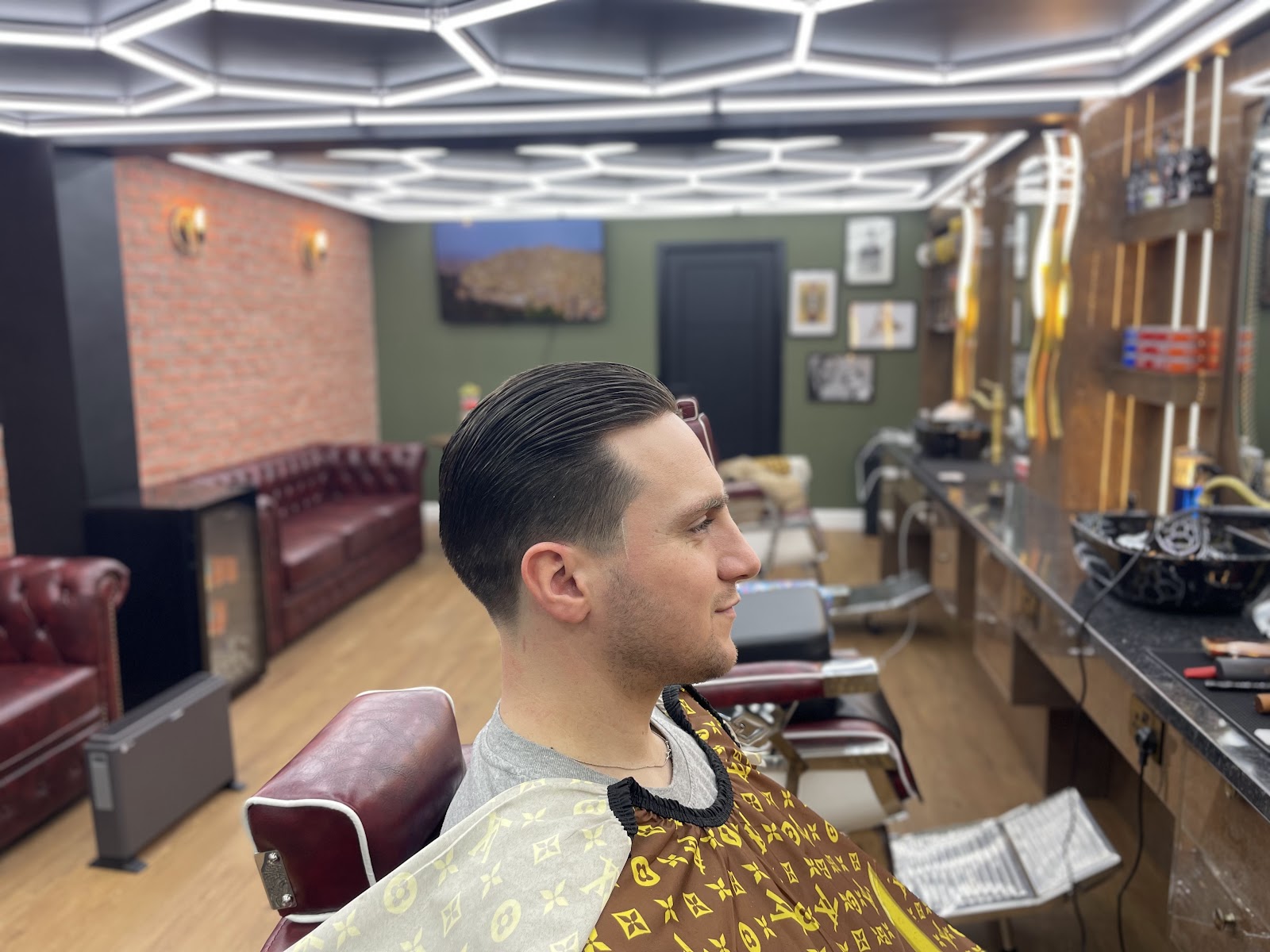 Glaris Barber Prestwich, photograph 2.