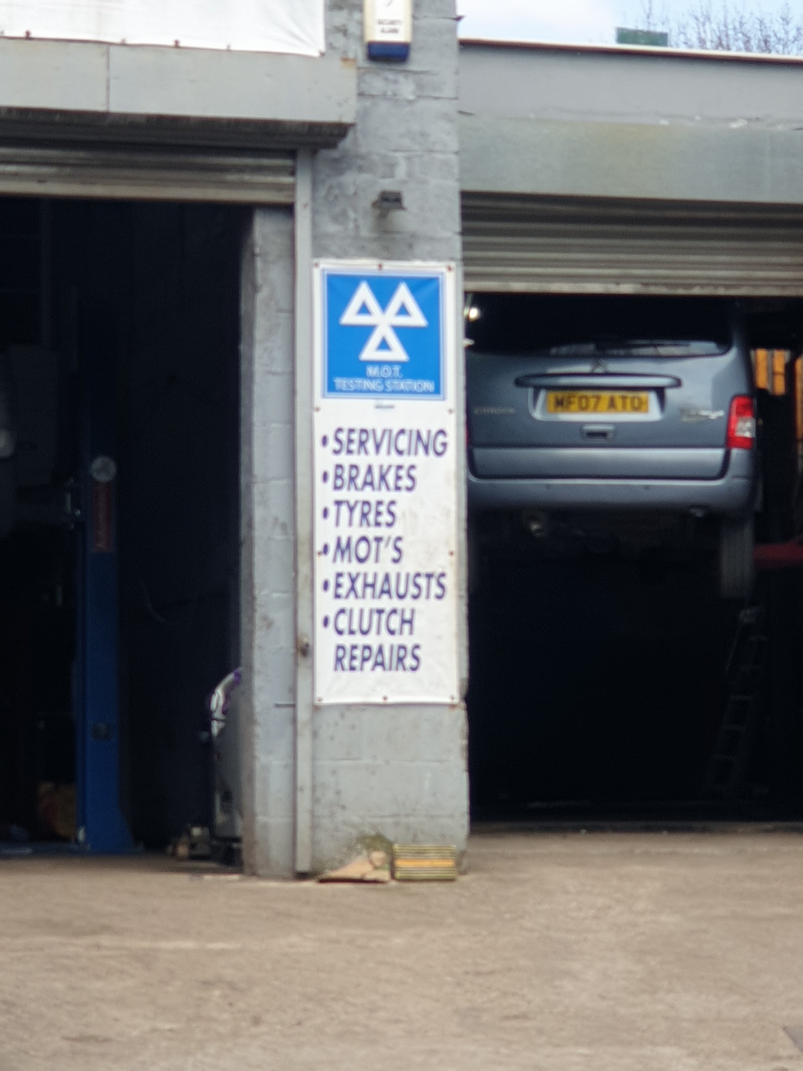 Redline car service centre, photograph 3.