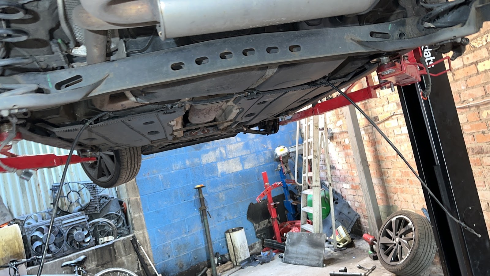 Redline car service centre, photograph 5.