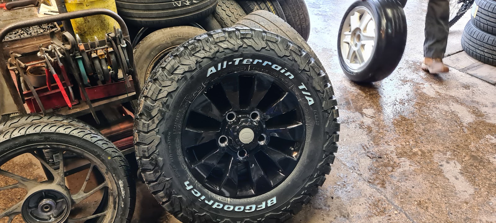 Taffy's Tyres, photograph 5.